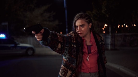 LANA STOKOWSKY (Hannah Schiller) läuft bewaffnet auf eine Polizeispezialeinheit zu.