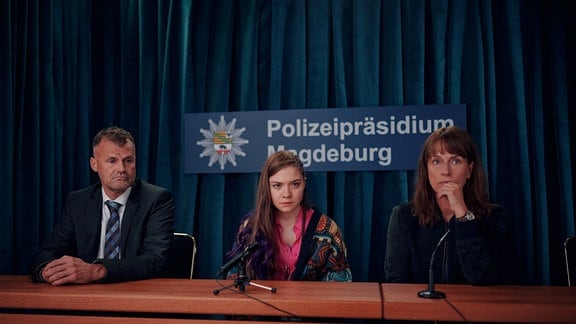 LANA STOKOWSKY (Hannah Schiller) an der Seite von DOREEN BRASCH (Claudia Michelsen) (v.l.) während einer Pressekonferenz zur Öffentlichkeitsfahndung der Polizei.