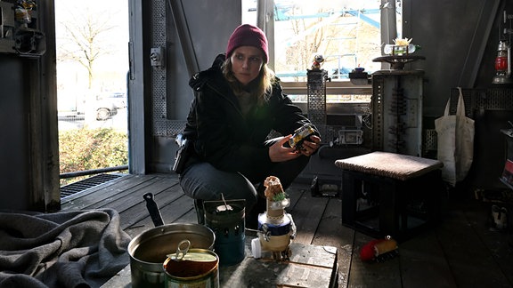 Karin Gorniak (Karin Hanczewski) durchsucht das Versteck des Gärtnerei-Mitarbeiters Juri, ein altes Kranhaus an der Elbe.