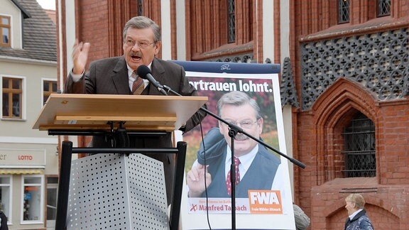 Manfred Talbach (Wolfgang Winkler) kämpft um seine Wiederwahl als Bürgermeister
