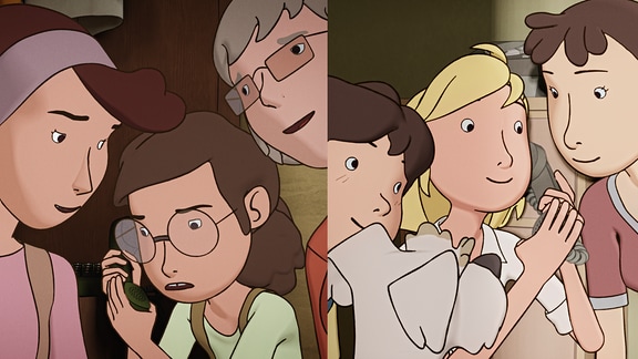 Was für ein Durcheinander am Telefon! Links Kati, Sophie und ihre Oma, rechts Hanno, Sputnik, Fritzi und Julia. Alttext: Das Bild zeigt einen Ausschnitt aus der Animationsserie „Fritzi und Sophie – Grenzenlose Freundschaft“.  Zu sehen ist eine Montage aus zwei Bildern mit jeweils zwei Gruppen am Telefonhörer. Im rechten Bild ist eine Frau mit braunen Haaren und einem Haarband, ein Mädchen mit braunen Haaren und einer runden Brille sowie eine Frau mit einer eckigen Brille und grauen Haaren. Das Mädchen wirkt ein wenig frustriert. Die beiden Frauen sind fröhlich und gespannt. Im linken Bild ist ein kleiner Junge, der dem Mädchen mit dem Telefonhörer gespannt lauscht. Daneben lauscht ebenso eine Frau mit braunen Haaren. Alle drei wirken zufrieden. Im Vordergrund ist der Kopf eines Hundes sichtbar, der ebenso zuhört. 