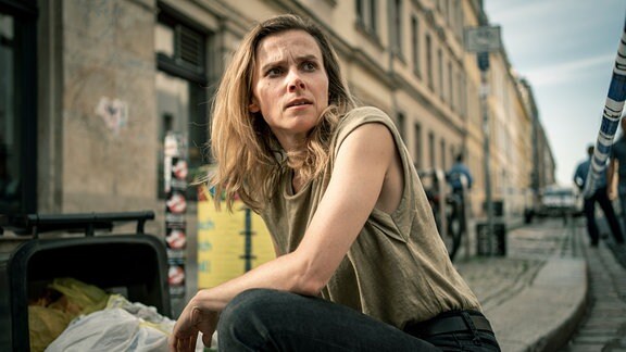 Tatort Dresden „Katz und Maus" Karin Gorniak (Karin Hanczewski) hofft, im Müll Hinweise zu Schnabels Entführung oder sein Handy zu finden.