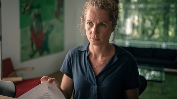 Tatort Dresden „Katz und Maus" Leonie Winkler (Cornelia Gröschel) im Haus der Burkhards