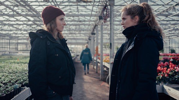 Karin Gorniak (Karin Hanczewski) und Leonie Winkler (Cornelia Gröschel) ermitteln in der Gärtnerei Teichmann.