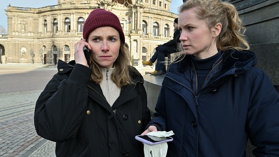Karin Gorniak (Karin Hanczewski, li.) und Leonie Winkler (Cornelia Gröschel) finden das Handy einer Verdächtigen.