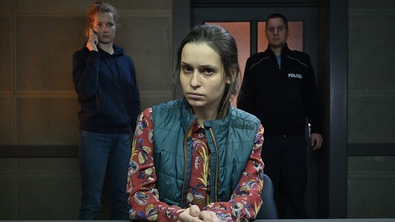 Nadine Teichmann (Kristin Suckow) wird auf dem Kommissariat von Leonie Winkler (li, Cornelia Gröschel) befragt.