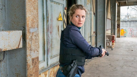 Tatort Dresden "Unter Feuer": Leonie Winkler (Cornelia Gröschel) stürmt die Werkstatt von Marek Krug