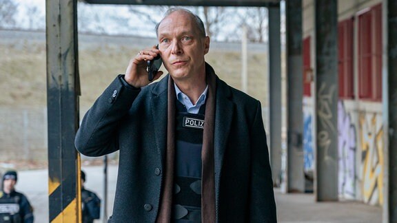 Tatort Dresden "Unter Feuer": Peter Schnabel (Martin Brambach)  vor der Werkstatt von Marek Krug nach einem Schusswechsel