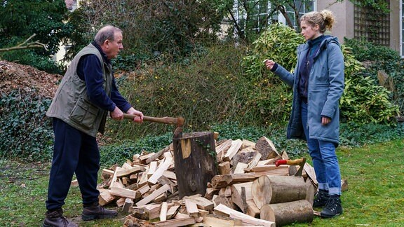 Tatort Dresden "Unter Feuer": Leonie Winkler (Cornelia Gröschel) möchte von ihrem Vater Otto Winkler (Uwe Preuss) mehr über die Todesumstände ihres Bruders erfahren.