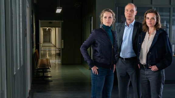 Tatort Dresden "Unter Feuer": Cornelia Gröschel (Leonie Winkler), Martin Brambach (Peter Michael Schnabel) und Karin Hanczewski (Karin Gorniak) (v.l.)