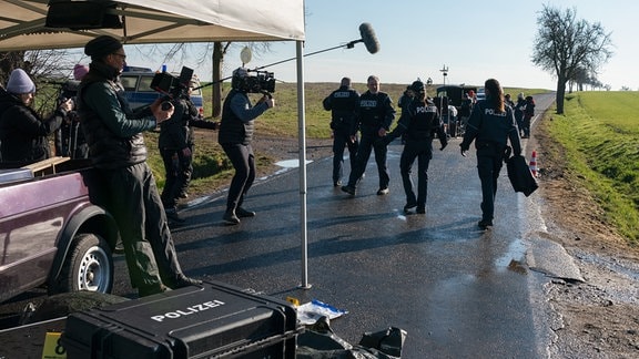 Tatort Dresden "Unter Feuer": Revierleiter Riebold (Andreas Lust) am Set mit dem Filmteam