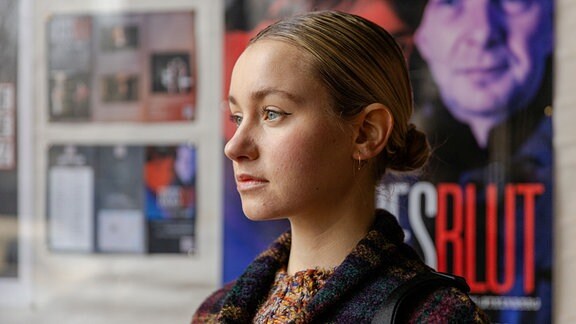 Regieassistentin Judith Steinberg (Pauline Werner) glaubt fest an ihren Vater Melchior Steinberg.