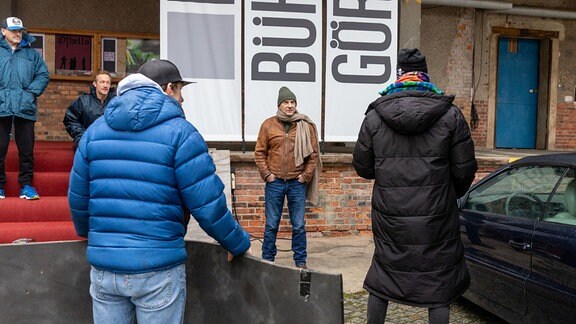 Dreharbeiten zu Wolfsland:  Götz Schubert (mi.) und Regisseur Ole Zapatka (re.) mit Team