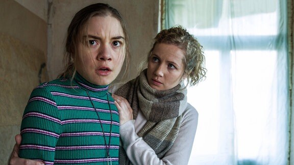 Leonie Winkler (Cornelia Gröschel) tröstet Talia (Hannah Schiller), die vor Angst erstarrt ist.