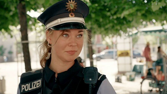 Eine junge Polizistin
