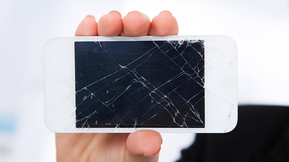 Smartphone mit gesprungenem Glas