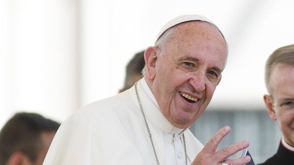 Papst Franziskus mit der weissen Soutane und dem weissen Kaeppchen Pileolus