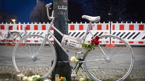 Ein weiß lackiertes Geisterfahrrad, das an die getötete Radfahrerin erinnern soll.