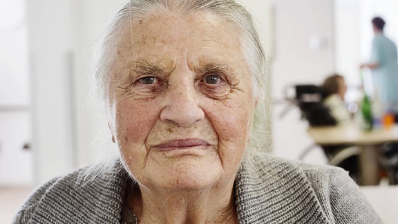 Eine alte Frau in ein einem Pflegeheim