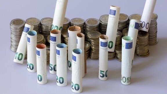 Euro-Banknoten und Münzen