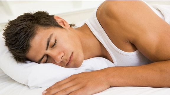 ein Mann schläft auf einem Kissen