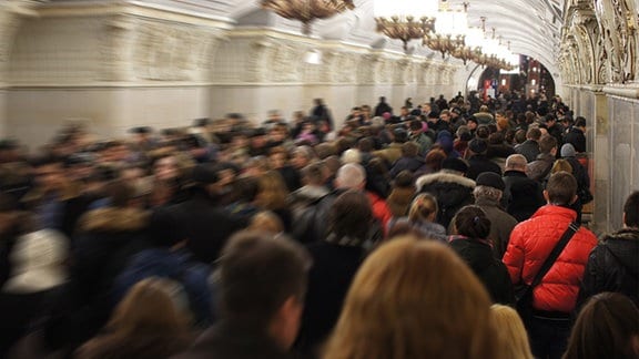 Menschenmenge auf einem U-Bahn-Bahnhof