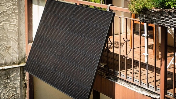 Solarpanel an einem Balkon