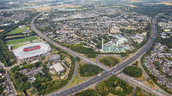Luftaufnahme der BayArena Leverkusen mit Autobahnkreuz
