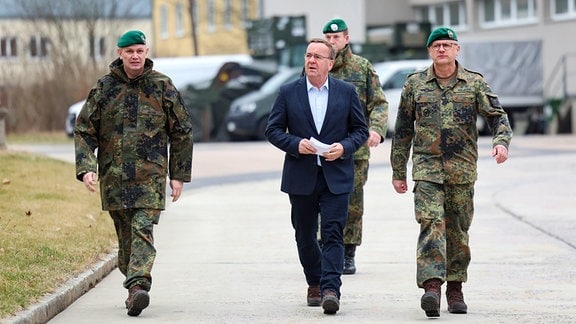 Boris Pistorius (M, SPD), Bundesminister der Verteidigung, läuft bei seinem Besuch des Panzergrenadierbataillon 122 in der Grenzland-Kaserne mit Soldaten durch die Kaserne. 