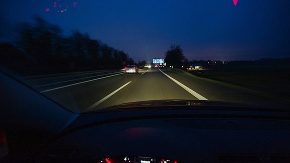 Blick eines Autofahrers, bei Nacht auf die Straße