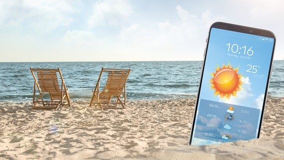 Liegestühle aus Holz am Sandstrand und Smartphone mit offener Wettervorhersage-App