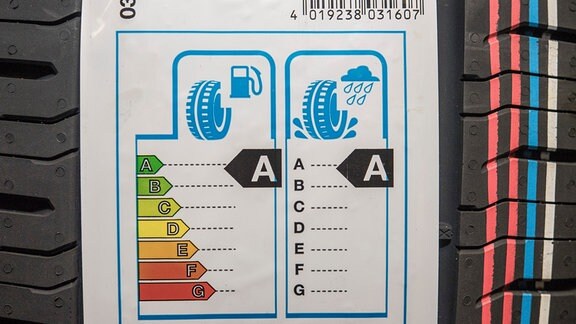 EU-Reifenlabel der Kategorie AA auf einem Autoreifen