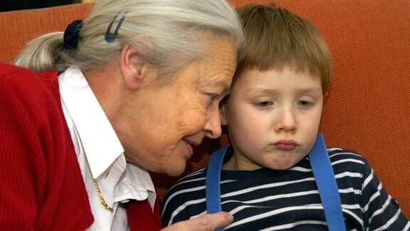 Oma im Gespräch mit ihrem Enkel