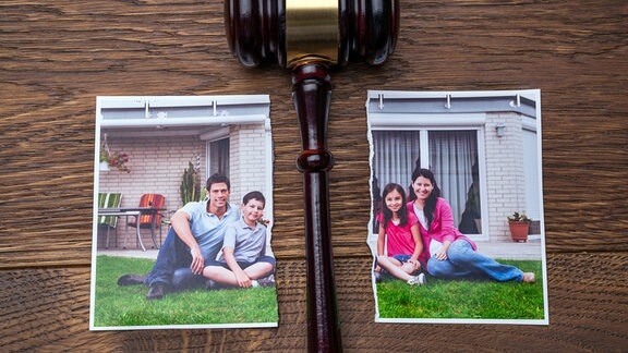 Zerrissenes Foto einer Familie auf einem Richtertisch mit Urteilshammer