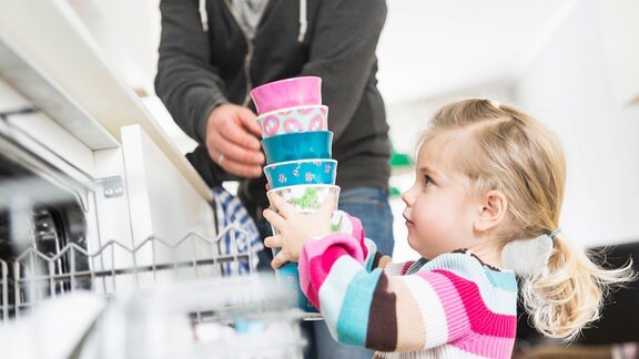 Ein Mädchen mit Becher in der Hand