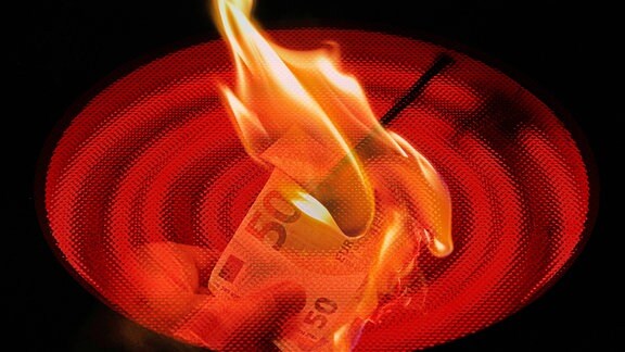 Collage leuchtendes Glaskeramikkochfeld, brennende Geldscheine