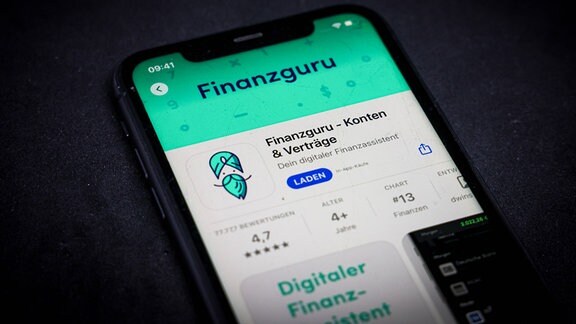 Finanzguru App auf einem Handy.