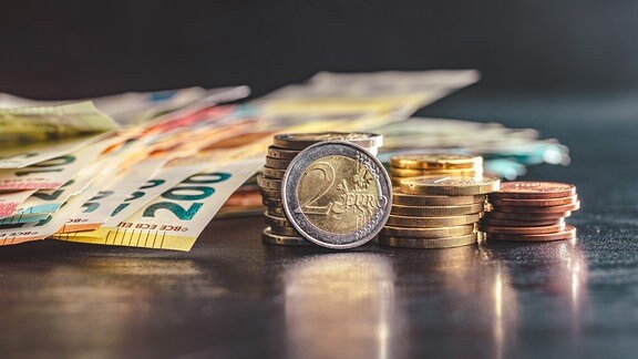 Euro-Münzen und -Scheine auf einem Tisch