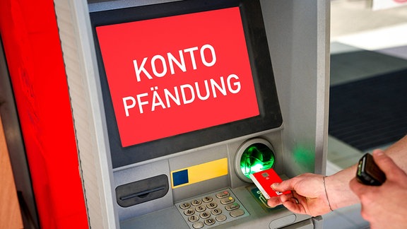 Bankautomat mit der Aufschrift: Kontopfändung.