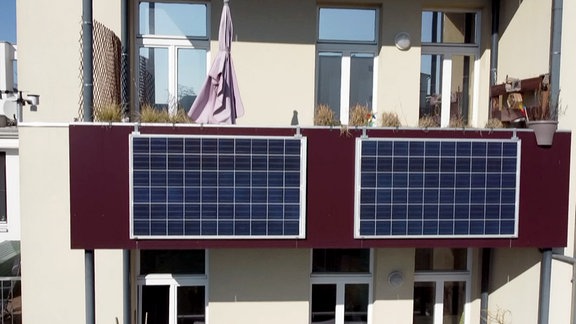 Solarmodule sind an einem Balkon montiert.
