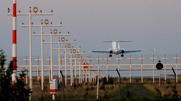 Flugzeug im Landeanflug hinter den Positionslichtern auf dem Flughafen Leipzig/Halle