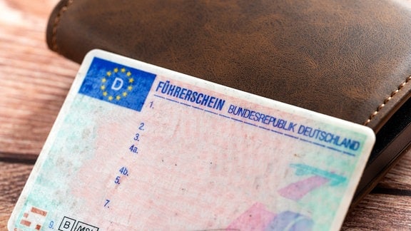 Ein EU-Führerschein liegt neben einer Geldbörse