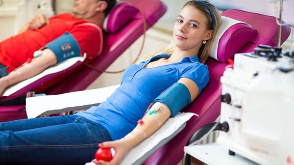 Junge Frau spendet Blut