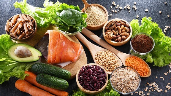 Lebensmittel, die empfohlen werden, um den Blutzucker zu senken, darunter Gemüse, Hülsenfrüchte, Vollkornprodukte und Lachs