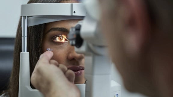 Frau bei der Untersuchung beim Optiker, Symbolfoto