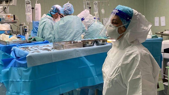 Blick in einen OP-Saal während einer Operation