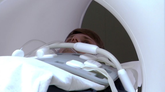 Ein Patient wird in eine Röhre für ein MRT gebracht