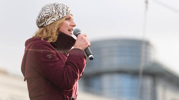 Dr. Maja Goepel spricht auf der FridaysForFuture-Demo NeustartKlima am Brandenburger Tor