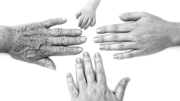 Hände von Menschen unterschiedlichen Alters
