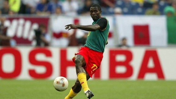 der Fußballer Marc-Vivien Foe (Kamerun) am Ball